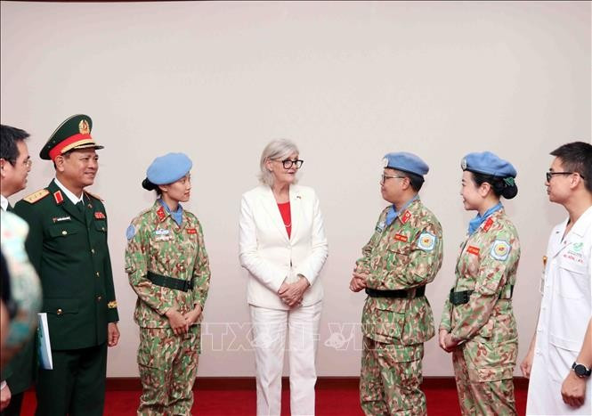 La gouverneure générale australienne, Sam Mostyn, a rencontré des soldats de la paix du Vietnam. Photo : VNA
