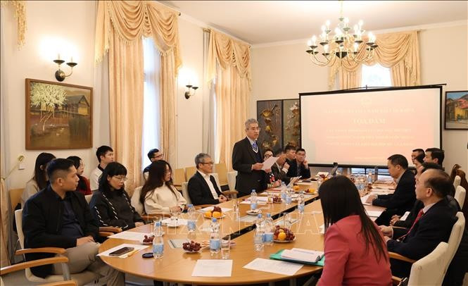 Les intellectuels vietnamiens en Allemagne apportent leurs contributions au projet de documents du XIVe Congrès national du Parti. Photo : VNA