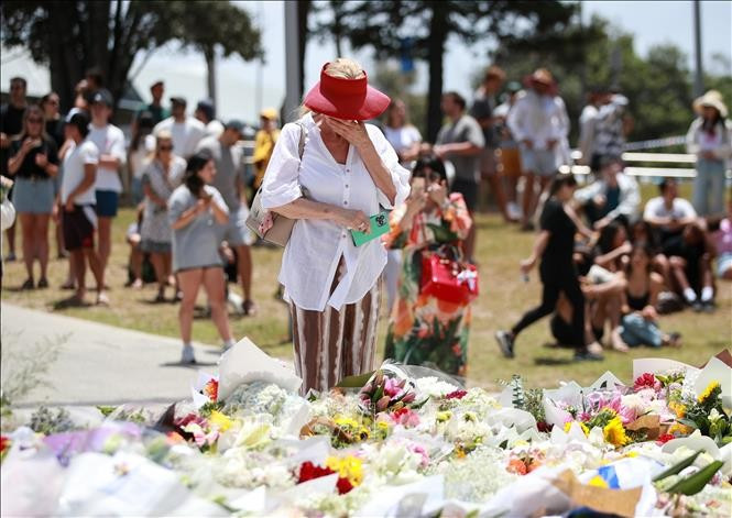Dépôt de fleurs en hommage aux victimes de la fusillade sur la plage de Bondi, à Sydney (Australie), le 15 décembre 2025. Photo : Xinhua/VNA