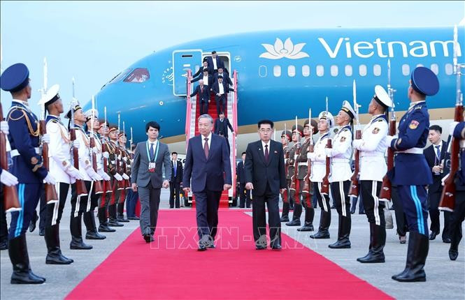 Le secrétaire général du Parti communiste du Vietnam, To Lam, est arrivé à 6h30 (heure locale), à l'aéroport international de Pyongyang pour entamer sa visite d’État en République populaire démocratique de Corée. Photo : VNA