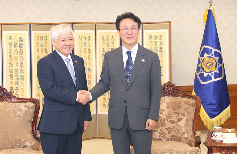Do Van Chien, membre du Bureau politique, secrétaire du Comité central du Parti et président du Comité central du Front de la Patrie du Vietnam (gauche) et le Premier ministre sud-coréen Kim Min Seok. Photo : VNA