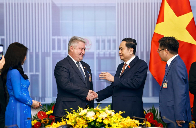 Le président de l’Assemblée nationale (AN) Tran Thanh Man (droite) et Ipatau Vadzim, vice-président de la Chambre basse de Biélorussie. Photo : VNA