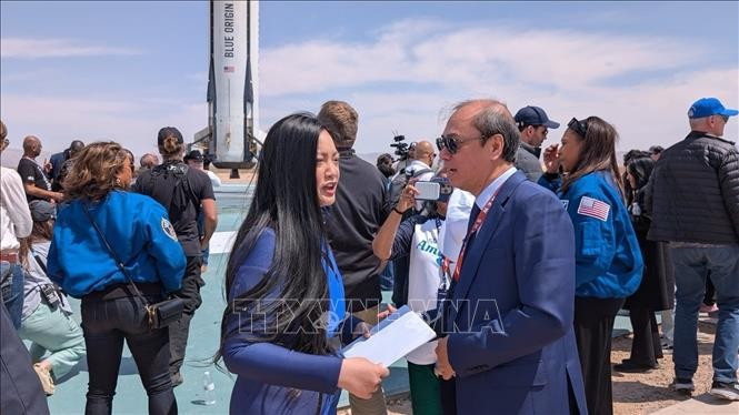 L'ambassadeur du Vietnam aux États-Unis, Nguyen Quoc Dung, remet une lettre du président Luong Cuong à Amanda Nguyen. Photo / VNA