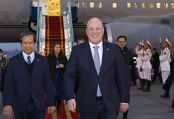 Le Premier ministre néo-zélandais Christopher Luxon (droite) est arrivé à Hanoï dans l'après-midi du 25 février, entamant sa visite officielle au Vietnam et sa participation au 2e Forum sur l’avenir de l'ASEAN (AFF) du 25 au 28 février. Photo ; VNA