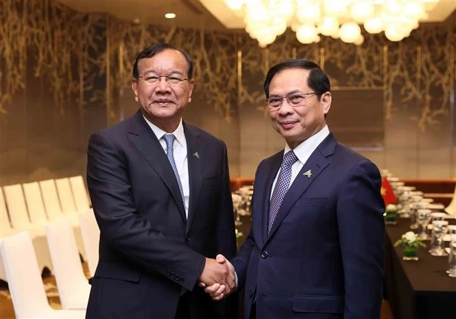 Le vice-Premier ministre et ministre des Affaires étrangères vietnamien Bui Thanh Son (droite) et le vice-Premier ministre et ministre des Affaires étrangères et de la Coopération internationale cambodgien Prak Sokhonn. Photo : VNA