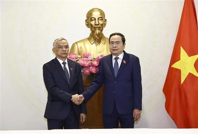 Le président de l'Assemblée nationale (AN) du Vietnam, Tran Thanh Man, reçoit le vice-président de l'AN lao, Sommad Pholsena (gauche). Photo : VNA