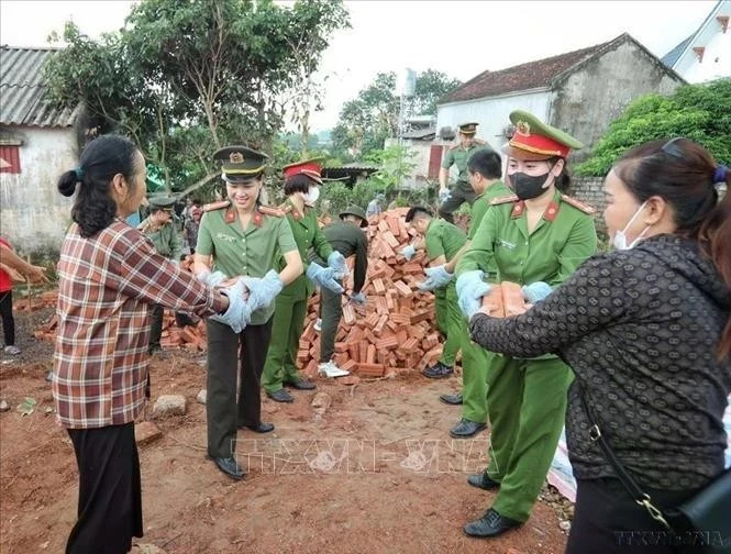 Les policiers de Bac Giang soutiennent la démolition des logements temporaires et délabrés destinés aux ménages pauvres et quasi-pauvres de la province. (Photo : VNA)