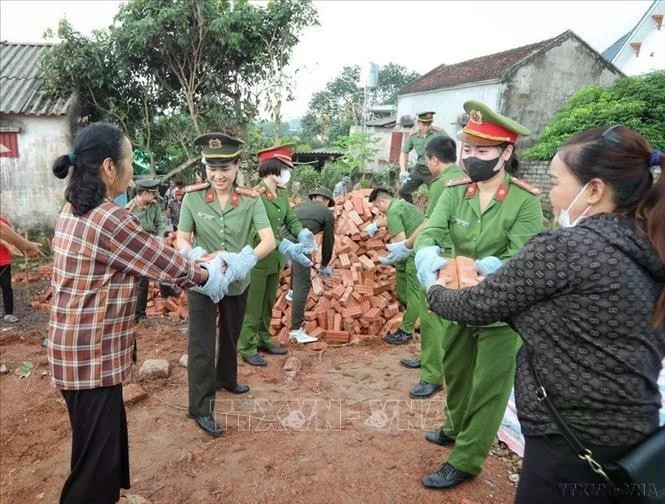 Les policiers de Bac Giang soutiennent la démolition des logements temporaires et délabrés destinés aux ménages pauvres et quasi-pauvres de la province. (Photo : VNA)