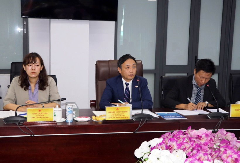 Okabe Mitsutoshi (au centre), représentant en chef du bureau du JETRO à Hô Chi Minh-Ville, prend la parole lors de la réunion. (Photo : VNA)