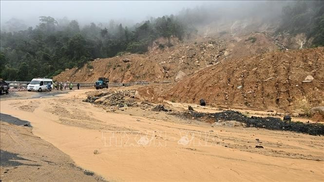 Au col de Khanh Lê (province de Khanh Hoa), un glissement de terrain a enseveli la route sous plusieurs centaines de mètres cubes de terre. Photo : VNA