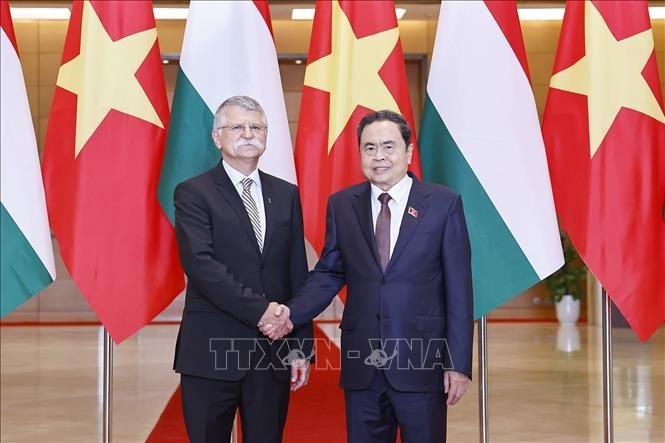 Le président de l'Assemblée nationale, Tran Thanh Man (droite) et son homologue hongroise, Kover Laszlo. Photo : VNA