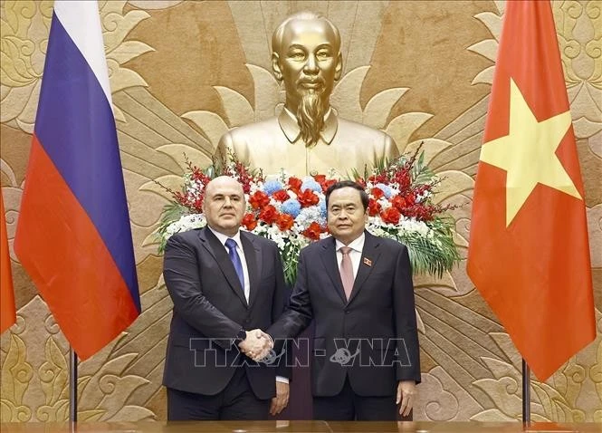 Le président de l’Assemblée nationale vietnamienne, Trân Thanh Mân (droite) et le Premier ministre russe Mikhaïl Michoustine. Photo : VNA