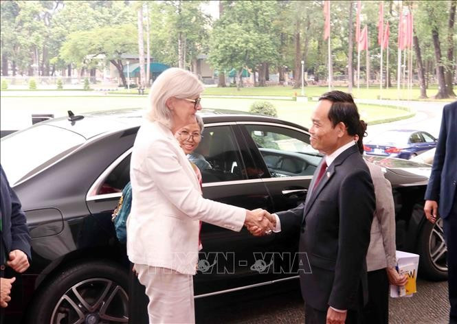 La Gouverneure générale australienne Sam Mostyn et Tran Luu Quang, secrétaire du Comité du Parti de Hô Chi Minh-Ville. Photo : VNA