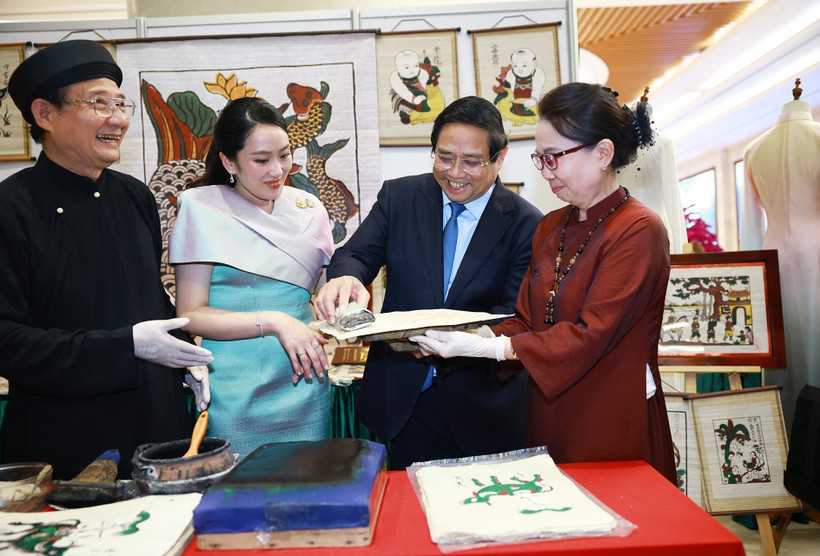 Le Premier ministre Pham Minh Chinh et son homologue thaïlandais Paetongtarn Shinawatra, en visite au Vietnam, contemplent et découvrent des produits artisanaux uniques du Vietnam le 15 mai. (Photo : VNA)