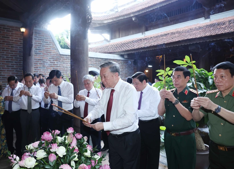 Le secrétaire général du Parti Tô Lâm rend hommage au Président Hô Chi Minh à Nghê An. Photo : VNA