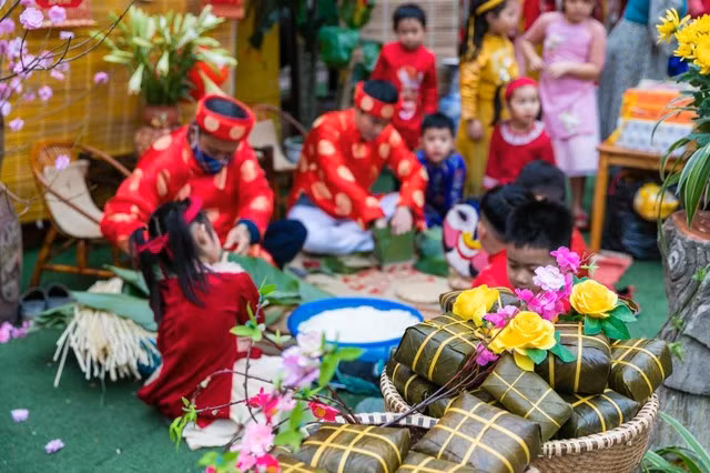 Confectionner le banh chung et le banh tet. Photo : VNA
