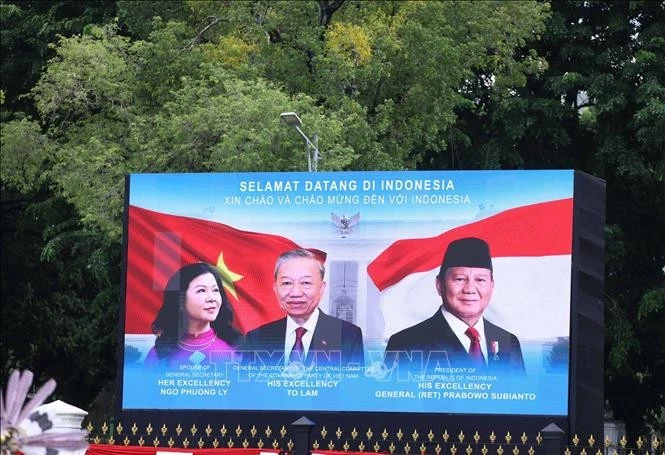 Le secrétaire général du Parti communiste du Vietnam Tô Lâm et son épouse effectuent une visite officielle en Indonésie. Photo : VNA