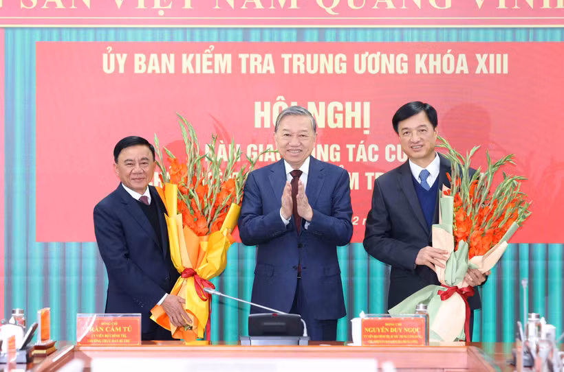 Le secrétaire général du Parti To Lam (milieu) lors d'une conférence à Hanoï pour transmettre le travail du président de la 13e cdu Comité central du Parti communiste du Vietnam. Photo : VNA
