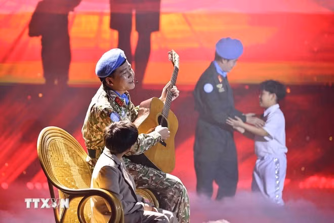 Un numéro artistique lors du programme. Photo : VNA