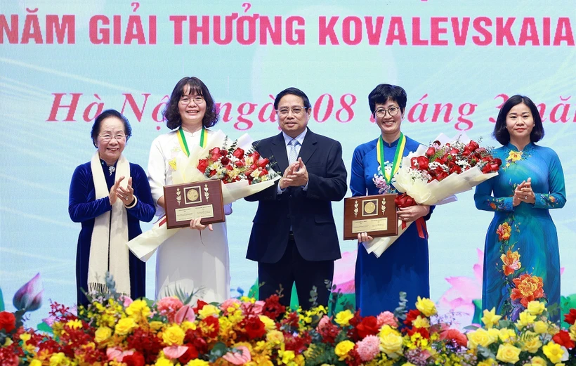 Le Premier ministre Pham Minh Chinhé remet le Prix Kovalevskaia à deux lauréates de l'édition 2024. Photo : VNA