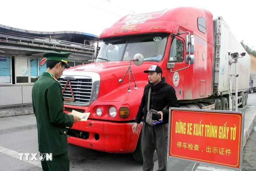 Les autorités inspectent les procédures des conducteurs de véhicules transportant des marchandises au poste-frontière international de Huu Nghi (province de Lang Son). (Photo : VNA)