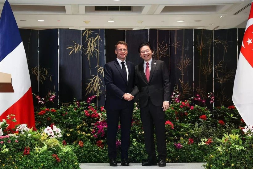Le Premier ministre singapourien Lawrence Wong (à droite) et le président français Emmanuel Macron assistent à l'échange de 13 accords lors d'une cérémonie au Parlement le 30 mai (Photo : The Straits Times)