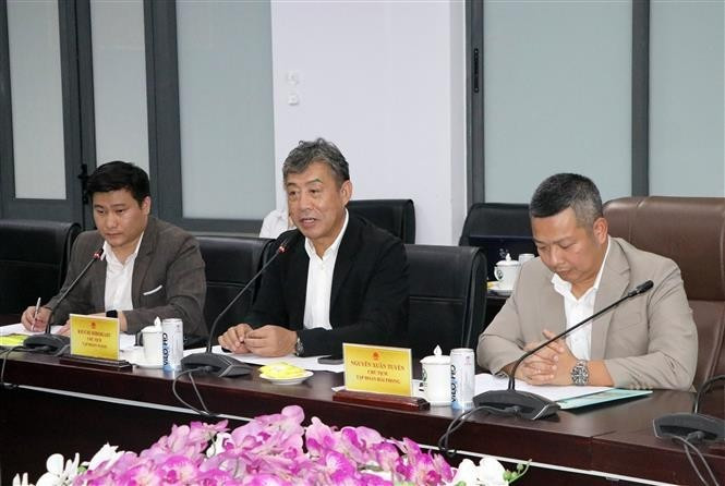Le président du groupe WAGO, Kiuchi Hirokazu, s'exprime lors de la réunion avec les représentants du Comité populaire de la province de Vinh Long, le 12 septembre. (Photo : VNA)