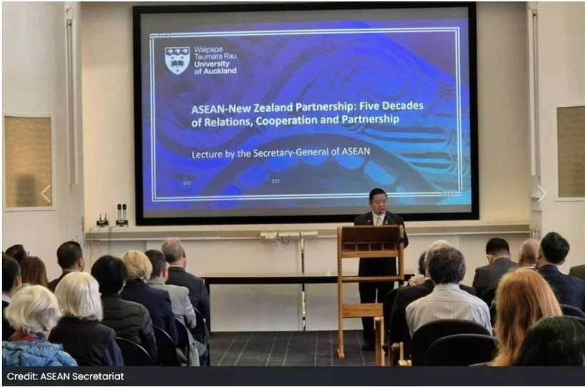 Le secrétaire général de l'ASEAN, Kao Kim Hourn, s'exprime à l'Université d'Auckland. (Photo : Secrétariat de l'ASEAN)