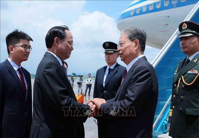 Le vice-président de l'Assemblée nationale, Tran Quang Phuong (à gauche), accueille le président du Comité permanent de l'Assemblée populaire nationale (APN) de Chine, Zhao Leji, à l'aéroport. (Photo : VNA)