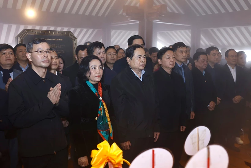 Le président de l'AN rend hommage à Hô Chi Minh en son temple sur la montagne Ba Vi. Photo / VNA