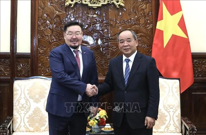 Le chef du bureau présidentiel du Vietnam Le Khanh Hai (droite) et son homologue mongol Gombojav Zandanshatar, en visite au Vietnam du 9 au 14 janvier. Photo : VNA