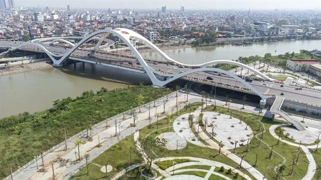 Le pont Rao à Hai Phong relie la zone centrale aux autres parties de la ville. (Photo : VNA)