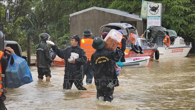 Les autorités et les habitants de la ville de Da Nang distribuent de la nourriture aux zones isolées par les importantes inondations (Photo : VNA)