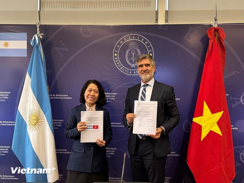 Le vice-ministre argentin des Affaires étrangères, du Commerce international et du Culte, Fernando Brun et l’ambassadrice du Vietnam en Argentine, Ngo Minh Nguyet. Photo : VNA