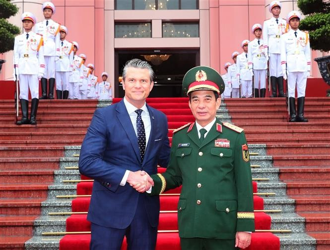 Le secrétaire américain à la Guerre, Pete Hegseth (gauche) et le général Phan Van Giang, membre du Bureau politique, vice-secrétaire de la Commission militaire centrale et ministre vietnamien de la Défense. Photo : VNA