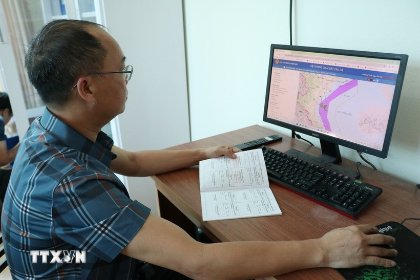 Vérification des données des navires de pêche sur le système de surveillance des voyages. Photo : VNA