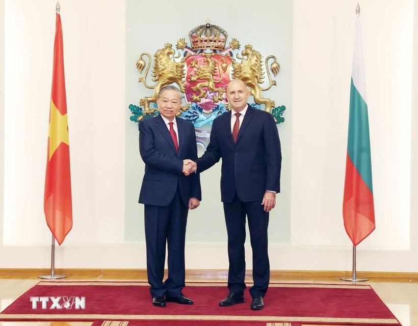 Le secrétaire général To Lam (gauche) et le e président bulgare Roumen Radev. Photo : VNA
