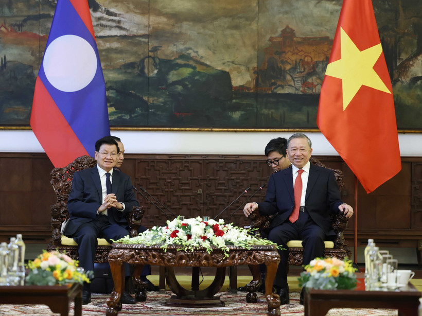 Le secrétaire général du Parti communiste du Vietnam To Lam (droite) rencontre le 29 avril le secrétaire général du Parti révolutionnaire populaire lao et président Thongloun Sisoulith. Photo . VNA