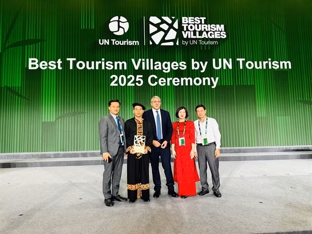 Des représentants de la province de Tuyên Quang et du comité d'organisation posent pour une photo après que Lô Lô Chải a été honoré comme l'un des meilleurs villages touristiques en 2025. — Photos avec l'aimable autorisation de la province de Tuyên Quang