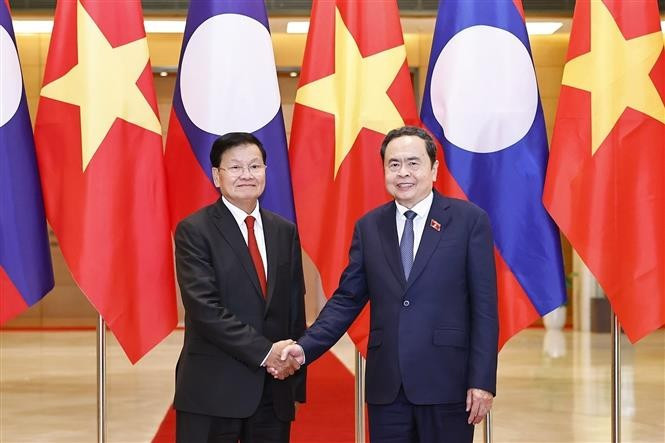 Le président de l'AN du Vietnam, Tran Thanh Man, et le secrétaire général du Parti et président du Laos, Thongloun Sisoulith. Photo : VNA