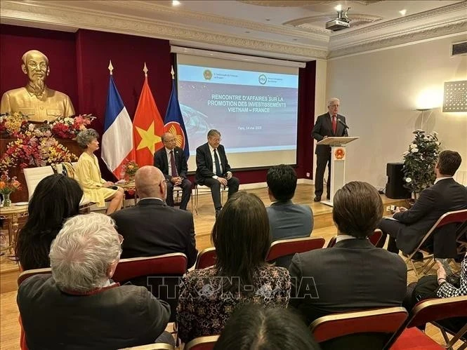 Table ronde avec des entreprises francophones intéressées à investir et à faire des affaires au Vietnam, Paris, 14 mai. (Photo : VNA) 