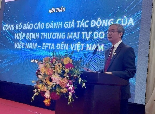 Dao Ngoc Tien, vice-recteur de l'Université du commerce extérieur, prend la parole lors de l'événement. (Photo : doanhnghiepvn.vn)