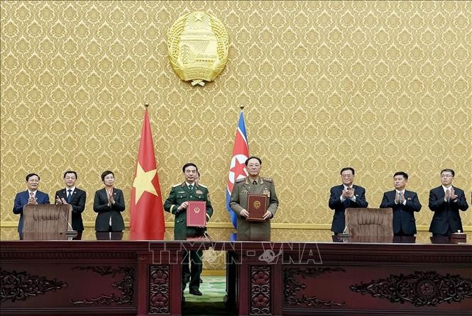 Cérémonie de signature de la lettre d'intention entre le ministère de la Défense du Vietnam et le ministère de la Défense nationale de la République populaire démocratique de Corée sur la coopération dans le domaine de la défense. Photo : VNA