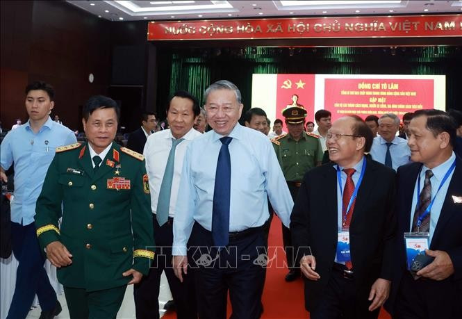 Le secrétaire général du Parti communiste du Vietnam, Tô Lâm, rencontre ce vendredi à Da Nang, des vétérans de la révolution. Photo : VNA