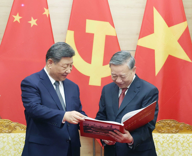 To Lam a respectueusement offert à Xi Jinping un album photo de l'Agence vietnamienne d’Information, présentant des clichés représentatifs et impressionnants de ses cinq visites au Vietnam depuis 2011. Photo : VNA