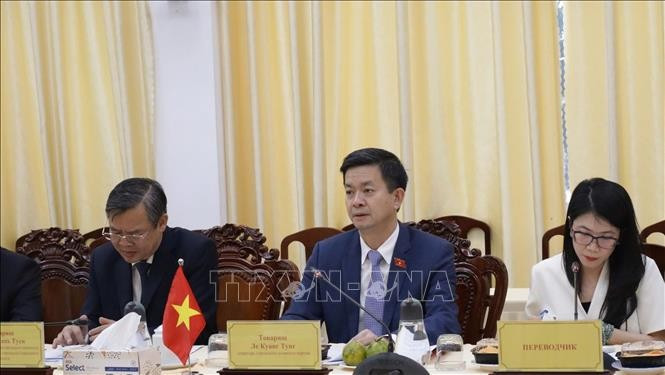 Le secrétaire du Comité municipal du Parti, Lê Quang Tung lors de la rencontre. Photo : VNA