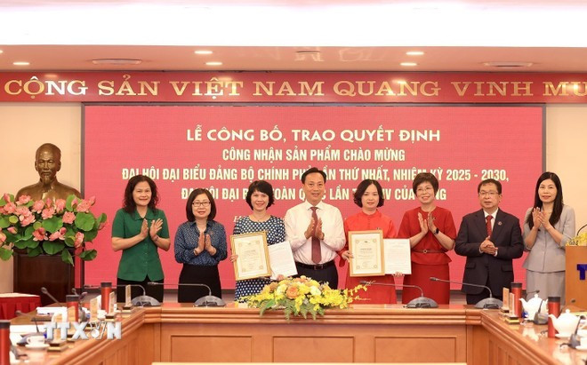 Lại Xuân Lâm, secrétaire adjoint du Comité du Parti du gouvernement, a adressé ses félicitations à l’ensemble des cadres, membres du Parti et travailleurs de la VNA. Photo : VNA