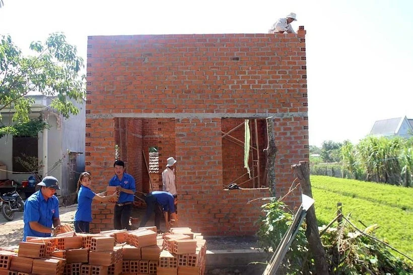 Gia Lai prévoit de soutenir la construction et la réparation de plus de 8 000 maisons pour les familles pauvres. (Photo : baogialai.com)