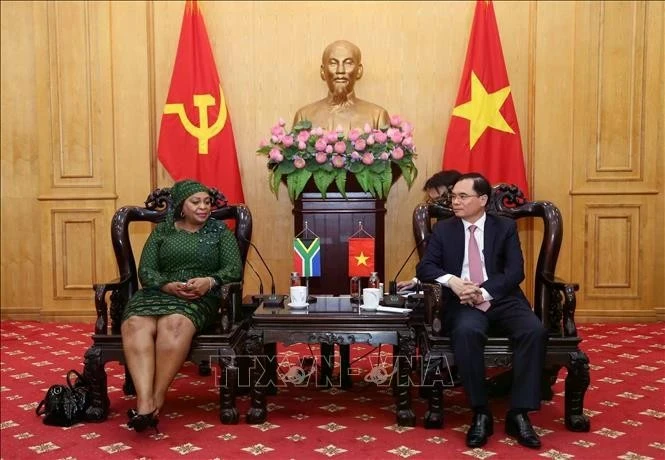 Le professeur associé Dr Duong Trung Y (à droite), vice-président de l'Académie nationale de sciences politiques Hô Chi Minh, rencontre Nomvula Mokonyane, première secrétaire générale adjointe du Congrès national africain (ANC) d'Afrique du Sud. (Photo publiée par VNA)