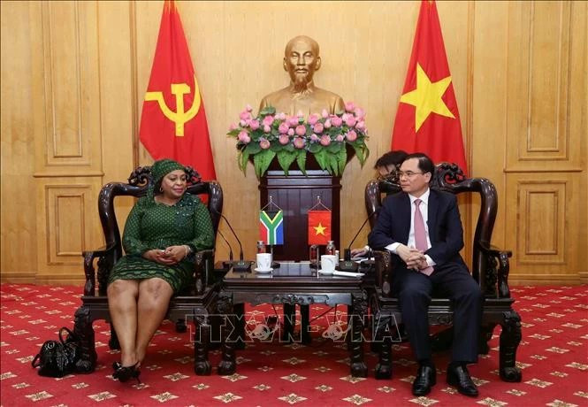Le professeur associé Dr Duong Trung Y (à droite), vice-président de l'Académie nationale de sciences politiques Hô Chi Minh, rencontre Nomvula Mokonyane, première secrétaire générale adjointe du Congrès national africain (ANC) d'Afrique du Sud. (Photo publiée par VNA)